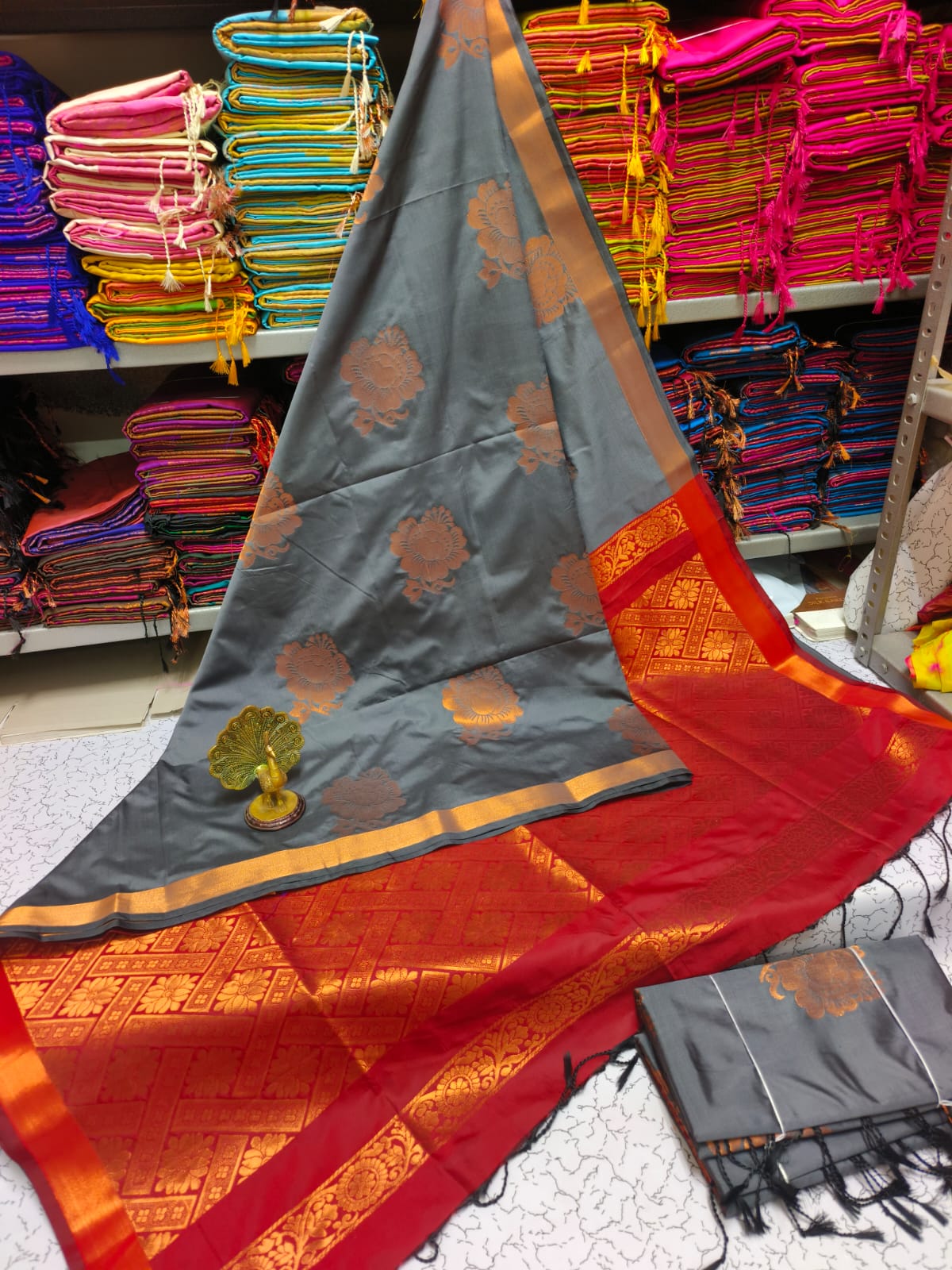 Kanjivaram Tissue Border Soft Silk Sarees (Grey and Rediest)