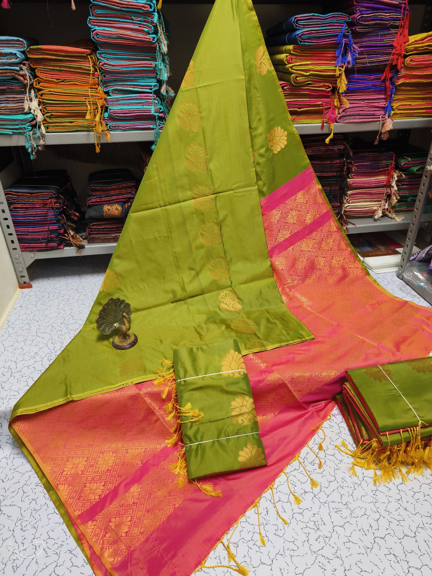 Kanjivaram Tissue Border Soft Silk Saree (Mehandi Green and Pink Colour)